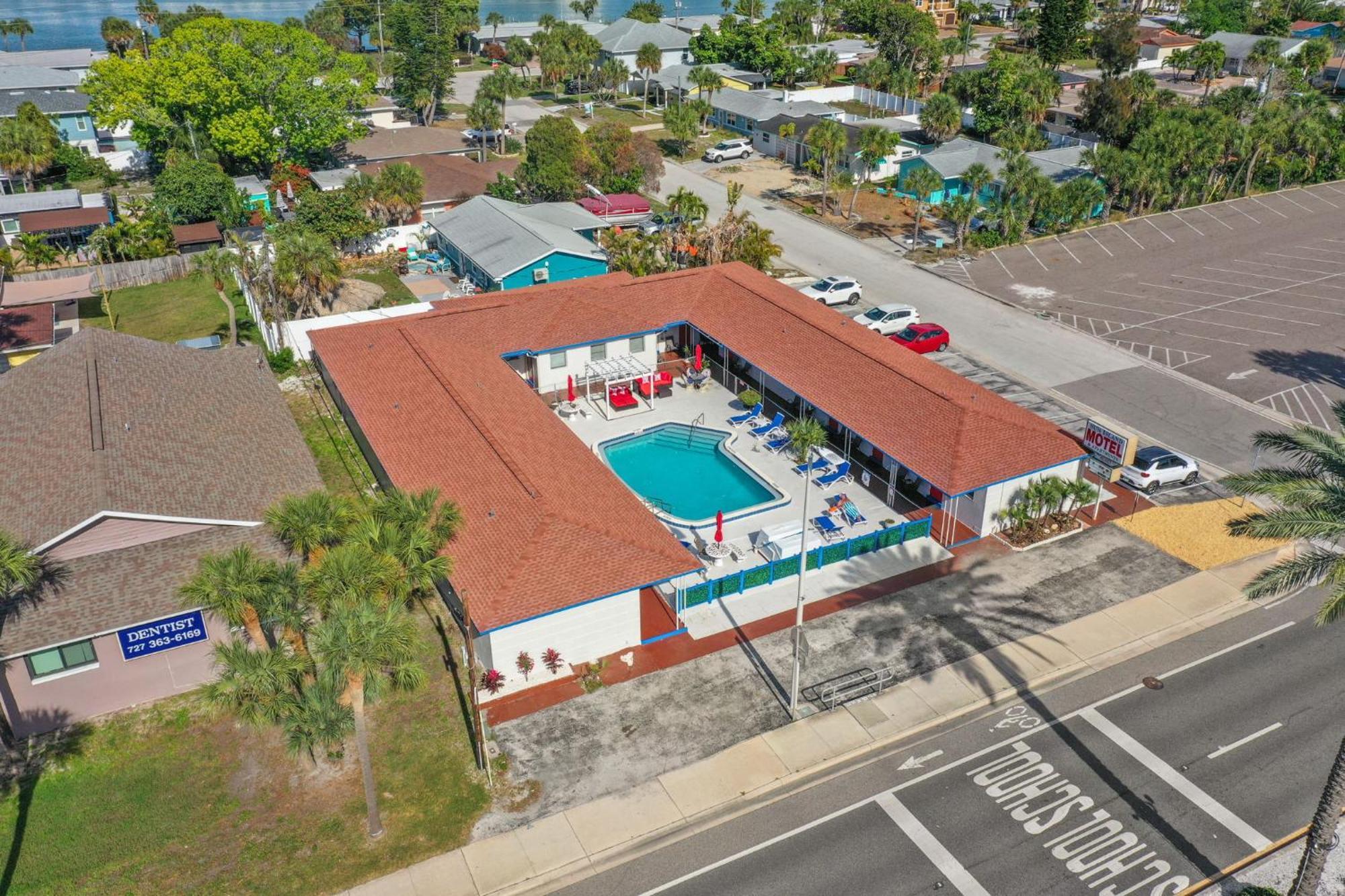 Sun Island Motel St. Pete Beach Bagian luar foto