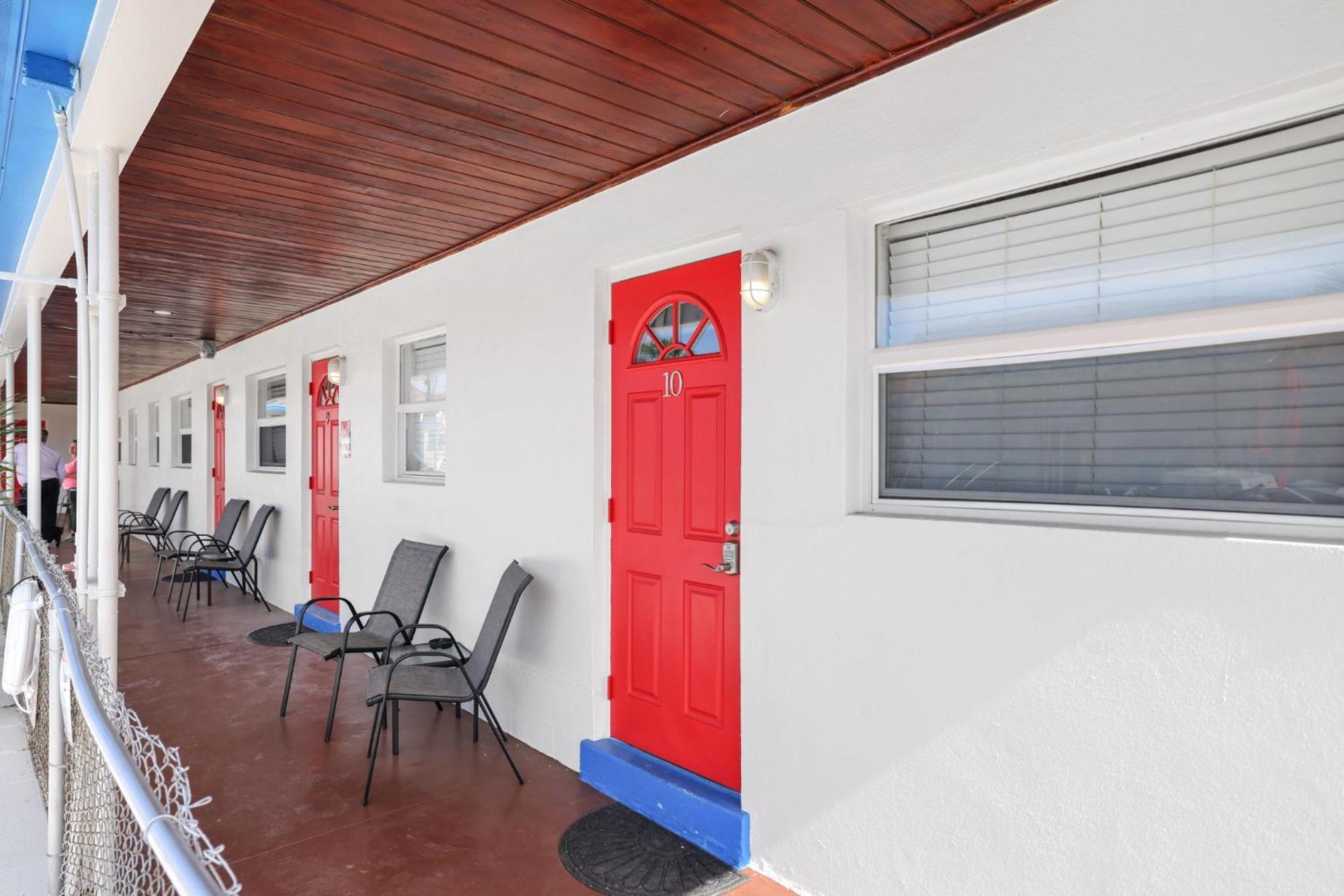 Sun Island Motel St. Pete Beach Bagian luar foto