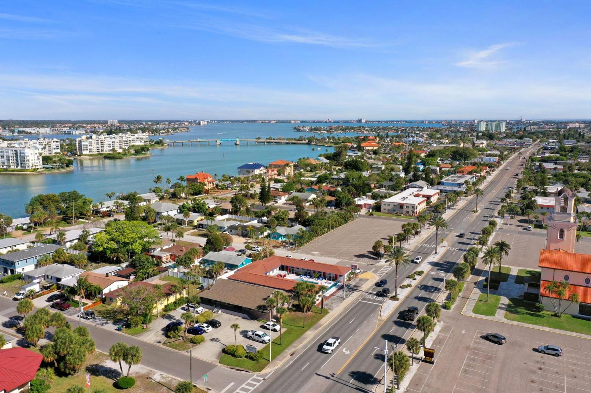 Sun Island Motel St. Pete Beach Bagian luar foto