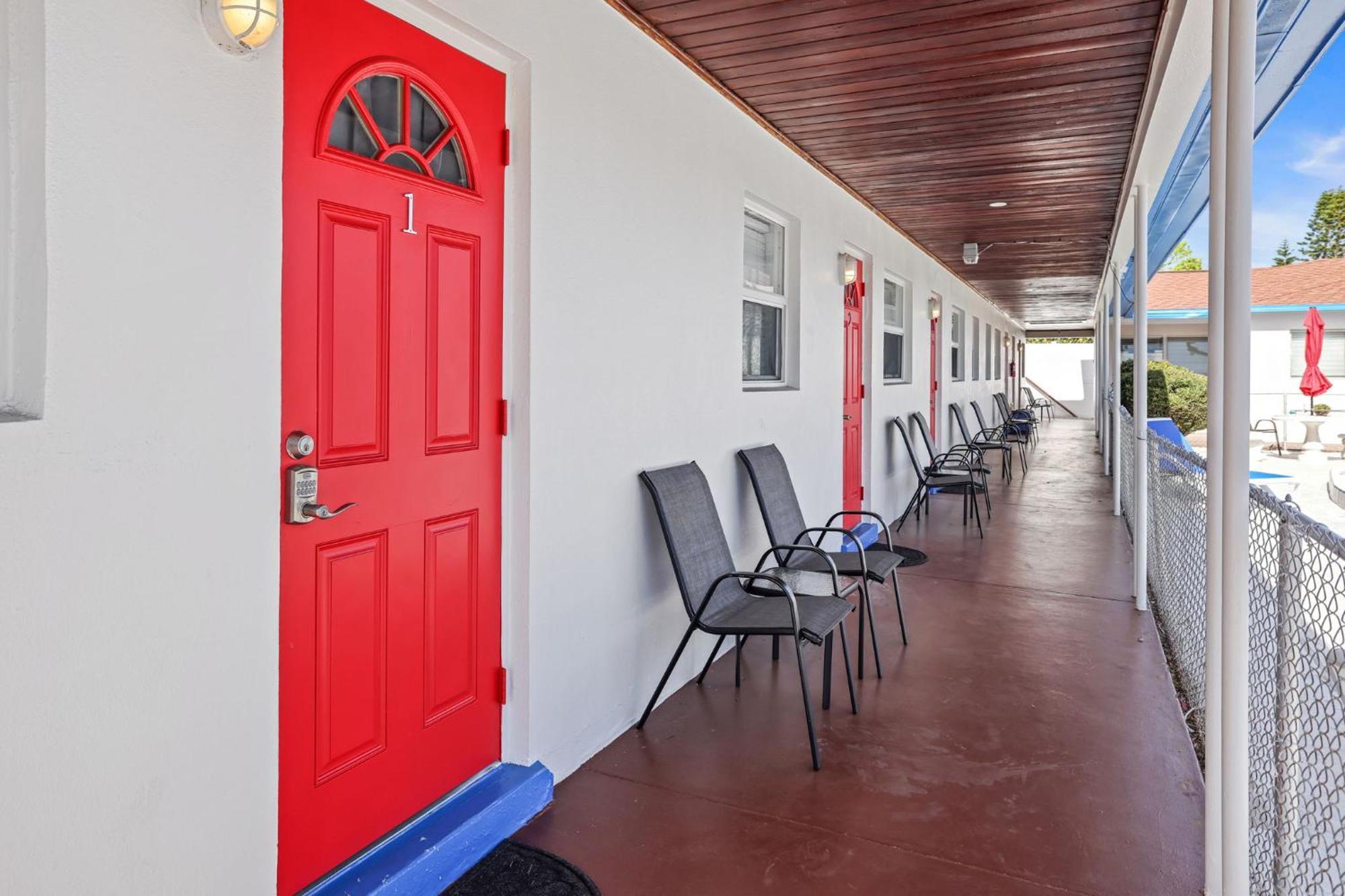 Sun Island Motel St. Pete Beach Bagian luar foto