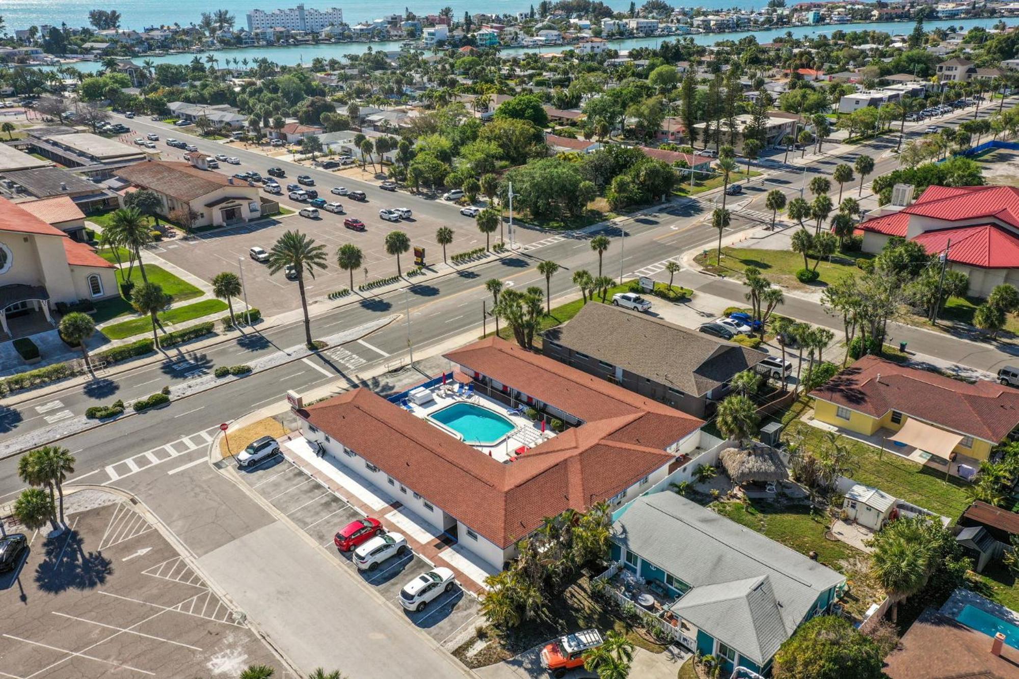 Sun Island Motel St. Pete Beach Bagian luar foto