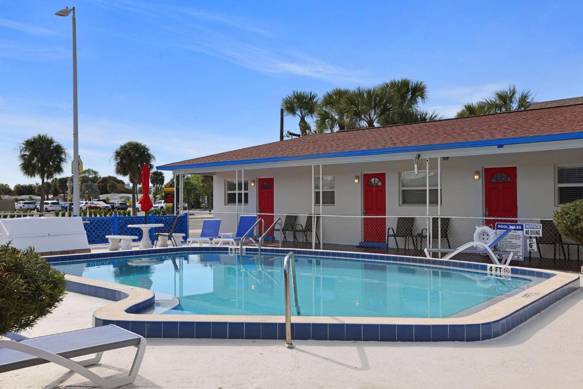 Sun Island Motel St. Pete Beach Bagian luar foto