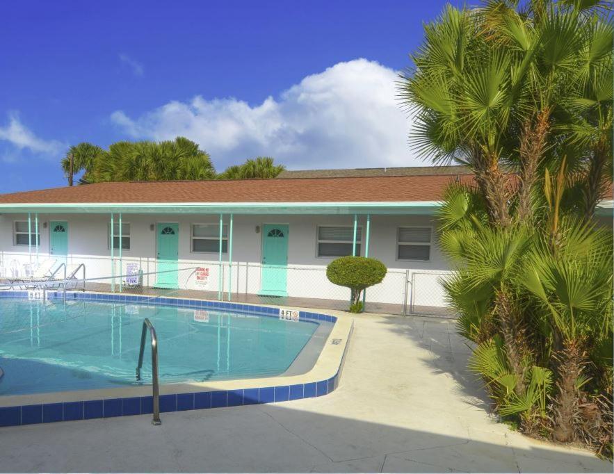 Sun Island Motel St. Pete Beach Bagian luar foto